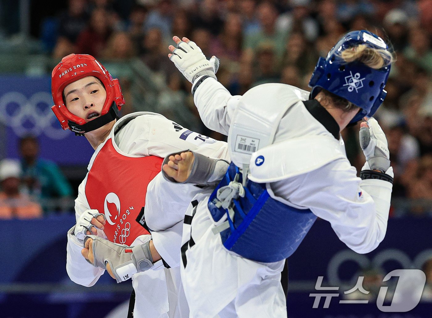 본문 이미지 - 대한민국 태권도 국가대표팀 이다빈 선수가 10일 오후(한국시간) 프랑스 파리 그랑 팔레에서 진행된 2024 파리올림픽 태권도 여자 +67kg급 16강 경기에서 체코의 페트라 스톨보바 선수와 자웅을 겨루고 있다. 2024.8.10/뉴스1 ⓒ News1 박정호 기자