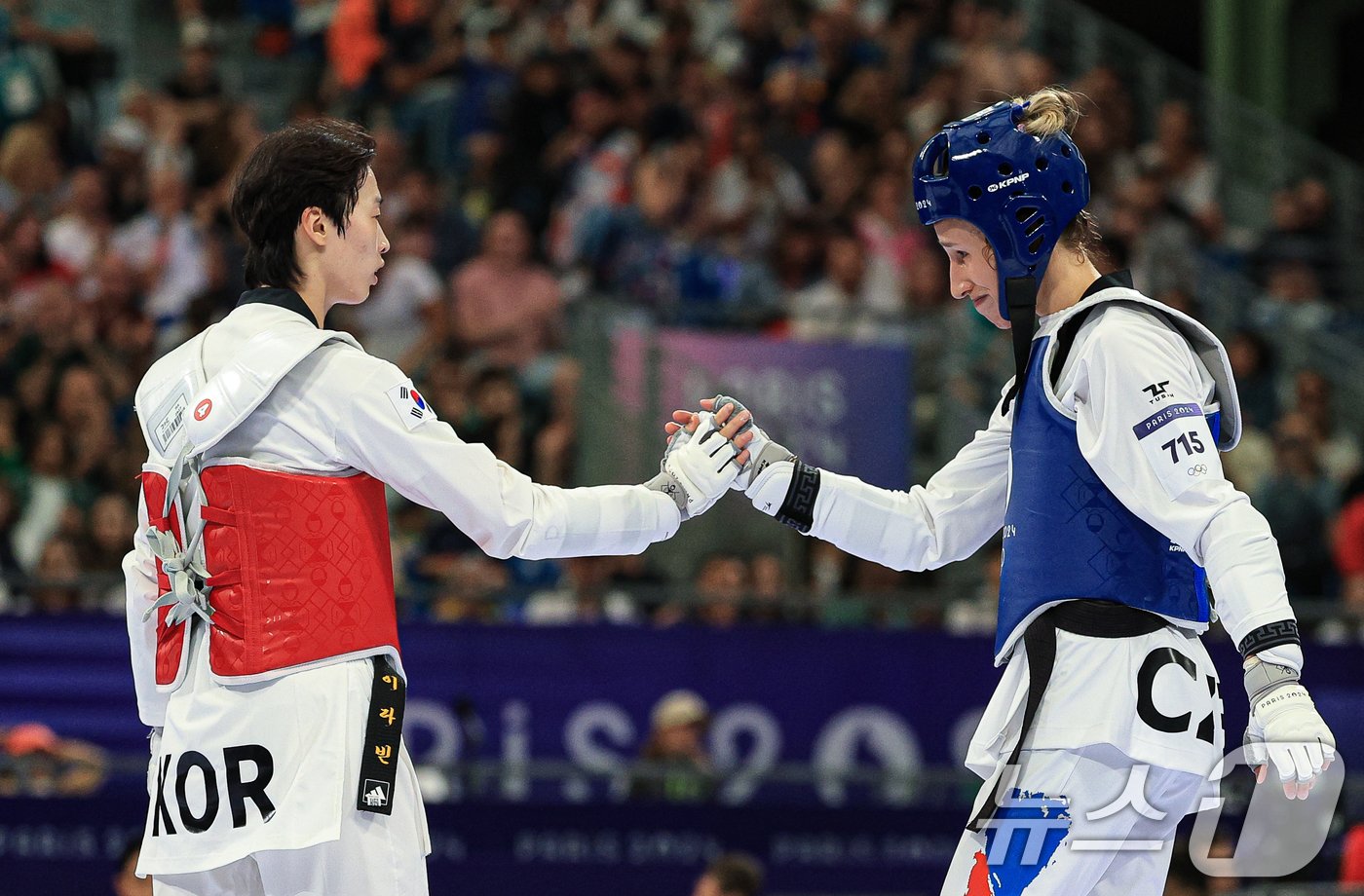 본문 이미지 - 대한민국 태권도 국가대표팀 이다빈 선수가 10일 오후(한국시간) 프랑스 파리 그랑 팔레에서 진행된 2024 파리올림픽 태권도 여자 +67kg급 16강 체코의 페트라 스톨보바 선수와의 경기에서 승리한 후 상대선수와 인사하고 있다. 2024.8.10/뉴스1 ⓒ News1 박정호 기자