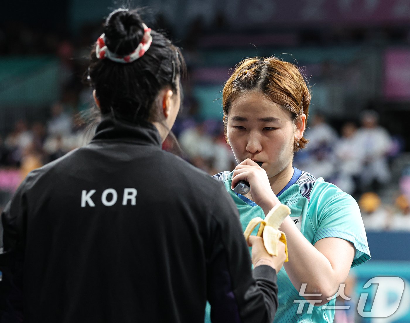 본문 이미지 - 대한민국 탁구 대표팀 이은혜가 10일(한국시간) 프랑스 파리 사우스 파리 아레나4에서 열린 '2024 파리올림픽' 탁구 여자 단체 동메달 결정전 독일의 아네트 카우프만과의 경기에서 신유빈의 조언을 듣고 있다. 2024.8.10/뉴스1 ⓒ News1 이동해 기자