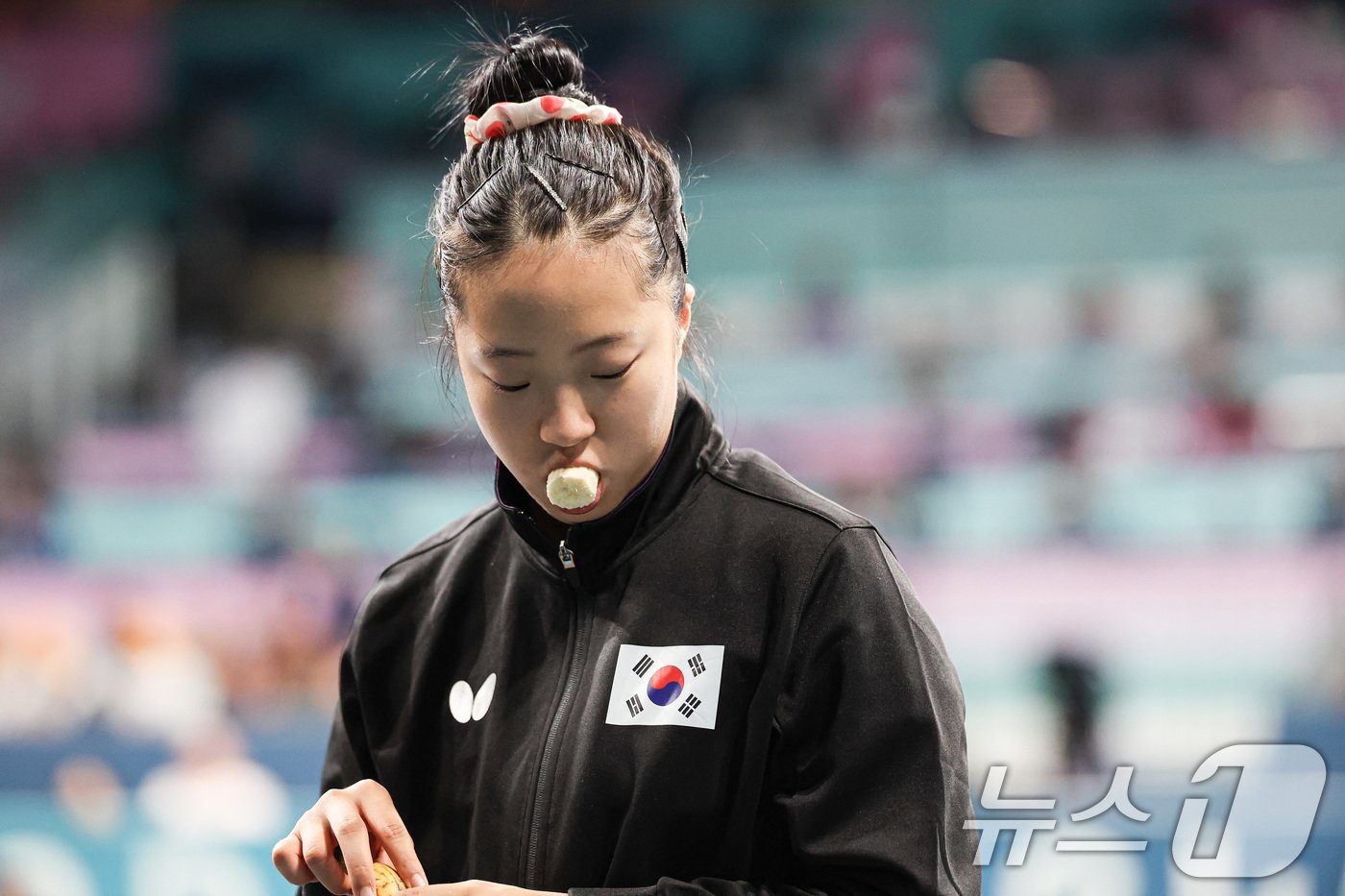 본문 이미지 - 대한민국 탁구 대표팀 신유빈이 10일(한국시간) 프랑스 파리 사우스 파리 아레나4에서 열린 '2024 파리올림픽' 탁구 여자 단체 동메달 결정전 대한민국 이은혜와 독일의 아네트 카우프만의 경기에서 바나나를 먹고 있다. 2024.8.10/뉴스1 ⓒ News1 이동해 기자