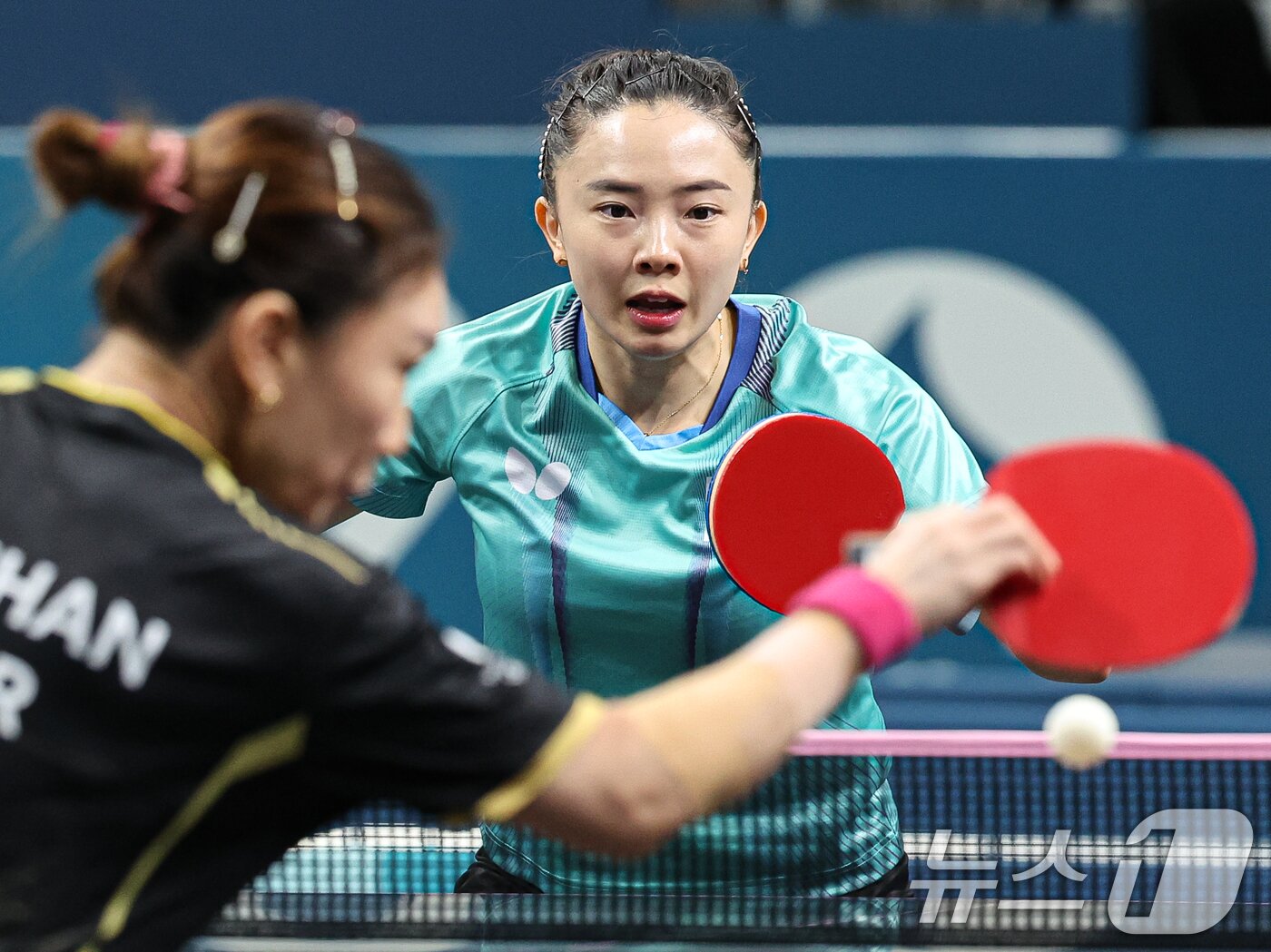 본문 이미지 - 대한민국 탁구 대표팀 전지희가 10일(한국시간) 프랑스 파리 사우스 파리 아레나4에서 열린 '2024 파리올림픽' 탁구 여자 단체 동메달 결정전 독일의 샨샤오나와의 경기에서 . 2024.8.10/뉴스1 ⓒ News1 이동해 기자