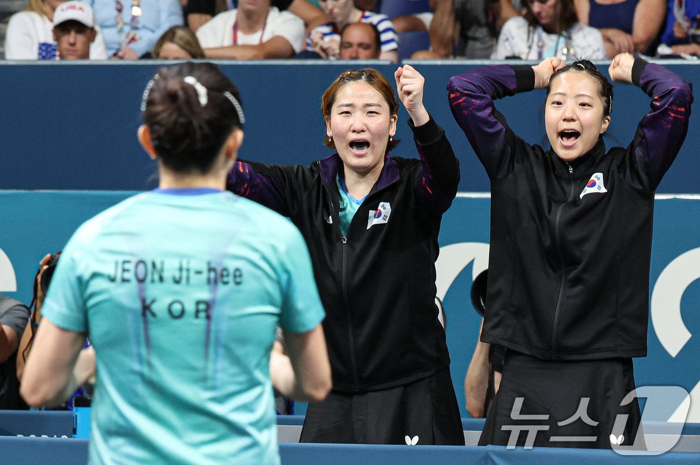 본문 이미지 - 대한민국 탁구 대표팀 신유빈, 이은혜가 10일(한국시간) 프랑스 파리 사우스 파리 아레나4에서 열린 '2024 파리올림픽' 탁구 여자 단체 동메달 결정전 대한민국 전지희와 독일의 샨샤오나의 경기에서 응원하고 있다. 2024.8.10/뉴스1 ⓒ News1 이동해 기자