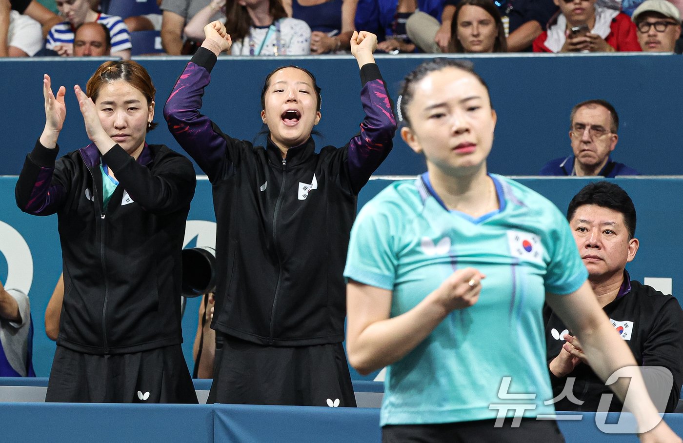 대한민국 탁구 대표팀 신유빈, 이은혜가 10일&#40;한국시간&#41; 프랑스 파리 사우스 파리 아레나4에서 열린 &#39;2024 파리올림픽&#39; 탁구 여자 단체 동메달 결정전 대한민국 전지희와 독일의 샨샤오나의 경기에서 응원하고 있다. 2024.8.10/뉴스1 ⓒ News1 이동해 기자