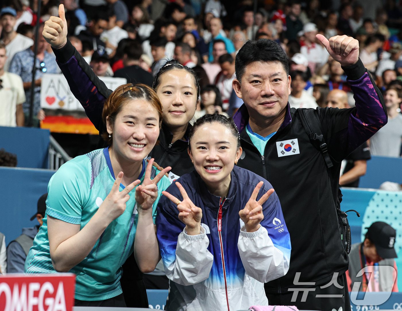 대한민국 탁구 대표팀 전지희, 신유빈, 이은혜, 오광헌 감독이 10일&#40;한국시간&#41; 프랑스 파리 사우스 파리 아레나4에서 열린 &#39;2024 파리올림픽&#39; 탁구 여자 단체 동메달 결정전에서 승리한 후 포즈를 취하고 있다. 2024.8.10/뉴스1 ⓒ News1 이동해 기자