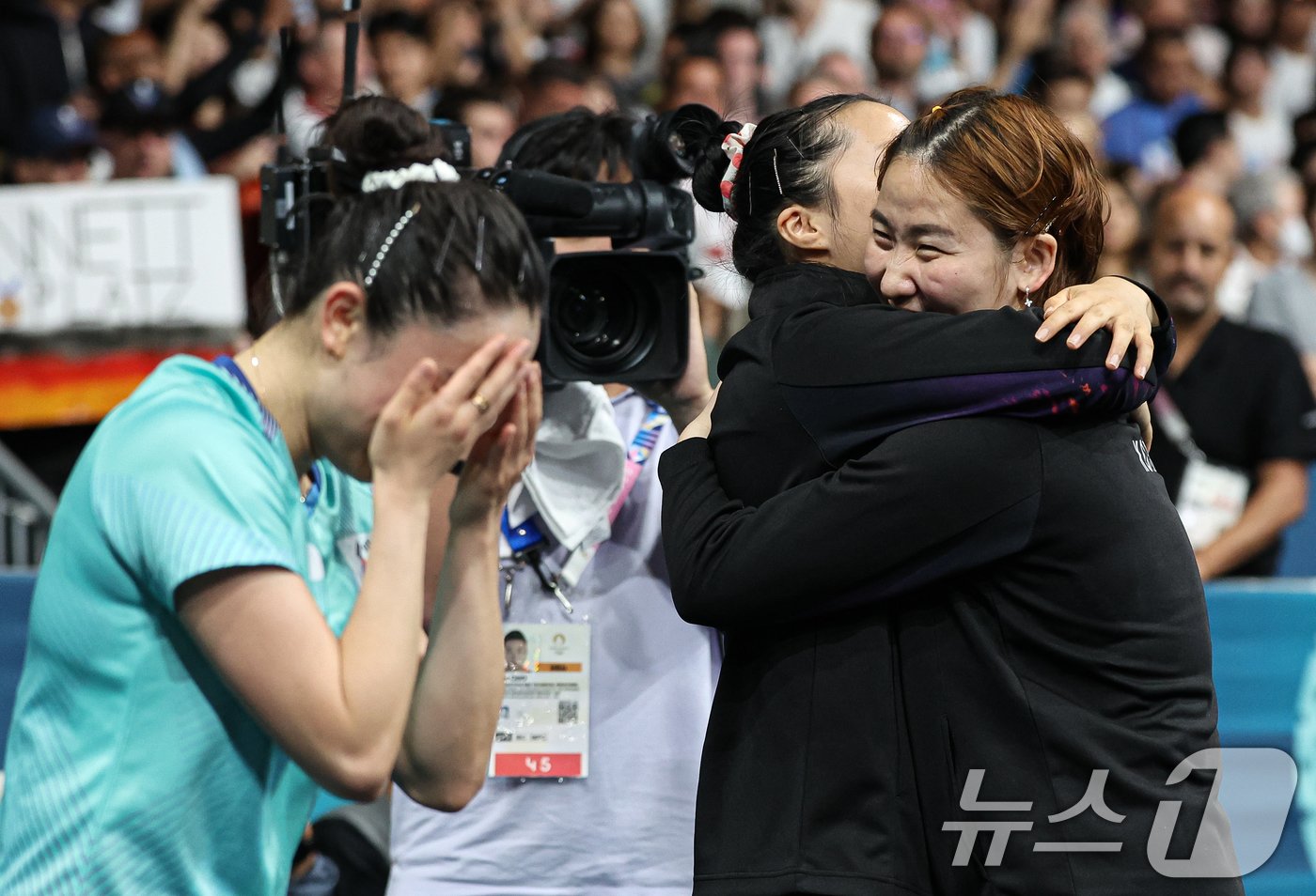 대한민국 탁구 대표팀 전지희, 신유빈, 이은혜, 오광헌 감독이 10일&#40;한국시간&#41; 프랑스 파리 사우스 파리 아레나4에서 열린 &#39;2024 파리올림픽&#39; 탁구 여자 단체 동메달 결정전에서 승리한 후 기뻐하고 있다. 2024.8.10/뉴스1 ⓒ News1 이동해 기자