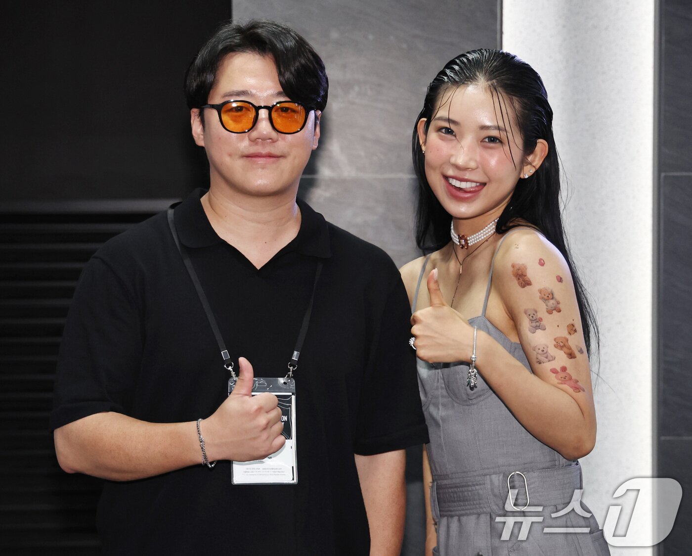 본문 이미지 - 패션디자이너 김주한(왼쪽)과 인플루언서 최준희가 10일 오후 서울 송파구 비타500아프리카콜로세움에서 열린 '뉴뉴컬렉션&콘테스트'에서 참석하며 포즈를 취하고 있다. ⓒ News1 구윤성 기자