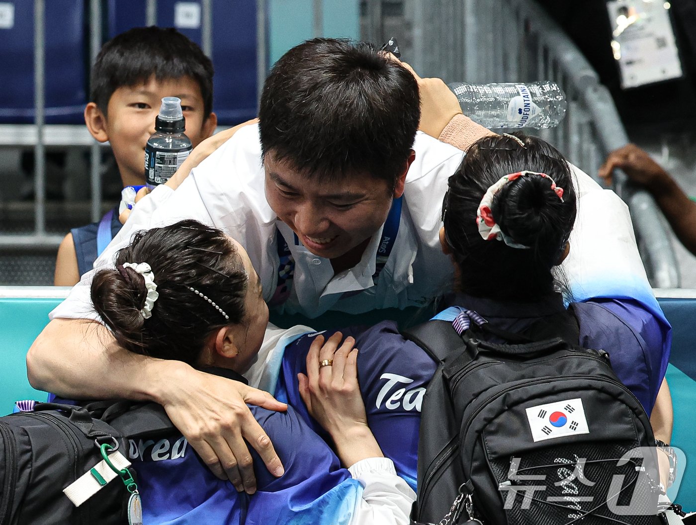 대한민국 탁구 대표팀 전지희, 신유빈이 10일&#40;한국시간&#41; 프랑스 파리 사우스 파리 아레나4에서 열린 &#39;2024 파리올림픽&#39; 탁구 여자 단체 동메달 결정전에서 승리한 후 유승민 국제올림픽위원회&#40;IOC&#41; 선수위원의 축하를 받고 있다. 2024.8.10/뉴스1 ⓒ News1 이동해 기자