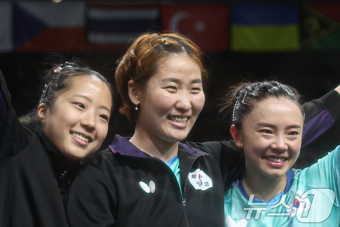 본문 이미지 - 대한민국 탁구 대표팀 전지희, 신유빈, 이은혜가 10일(한국시간) 프랑스 파리 사우스 파리 아레나4에서 열린 '2024 파리올림픽' 탁구 여자 단체 동메달 결정전에서 승리한 후 포즈를 취하고 있다. 2024.8.10/뉴스1 ⓒ News1 이동해 기자