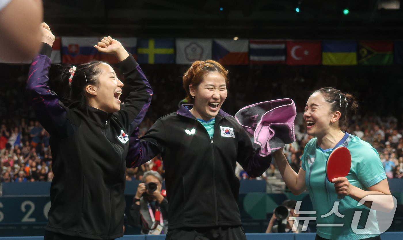 본문 이미지 - 대한민국 탁구 대표팀 전지희, 신유빈, 이은혜가 10일&#40;한국시간&#41; 프랑스 파리 사우스 파리 아레나4에서 열린 &#39;2024 파리올림픽&#39; 탁구 여자 단체 동메달 결정전에서 승리한 후 포즈를 취하고 있다. 2024.8.10/뉴스1 ⓒ News1 이동해 기자