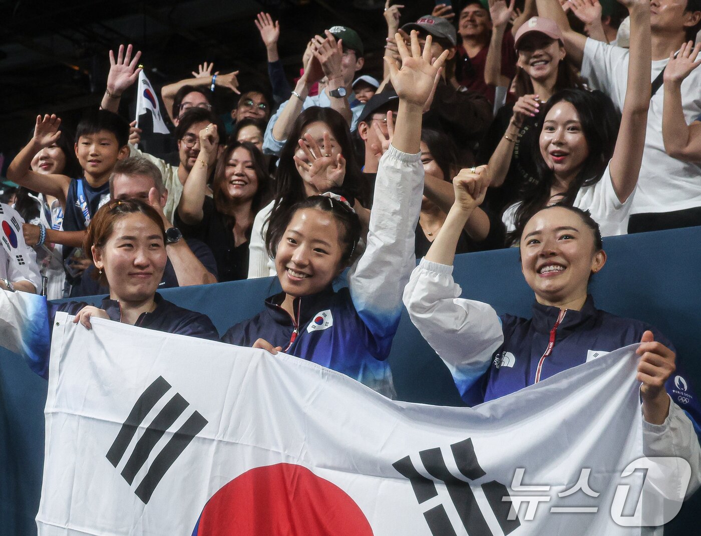 본문 이미지 - 대한민국 탁구 대표팀 전지희, 신유빈, 이은혜가 10일&#40;한국시간&#41; 프랑스 파리 사우스 파리 아레나4에서 열린 &#39;2024 파리올림픽&#39; 탁구 여자 단체 동메달 결정전에서 승리한 후 포즈를 취하고 있다. 2024.8.10/뉴스1 ⓒ News1 이동해 기자