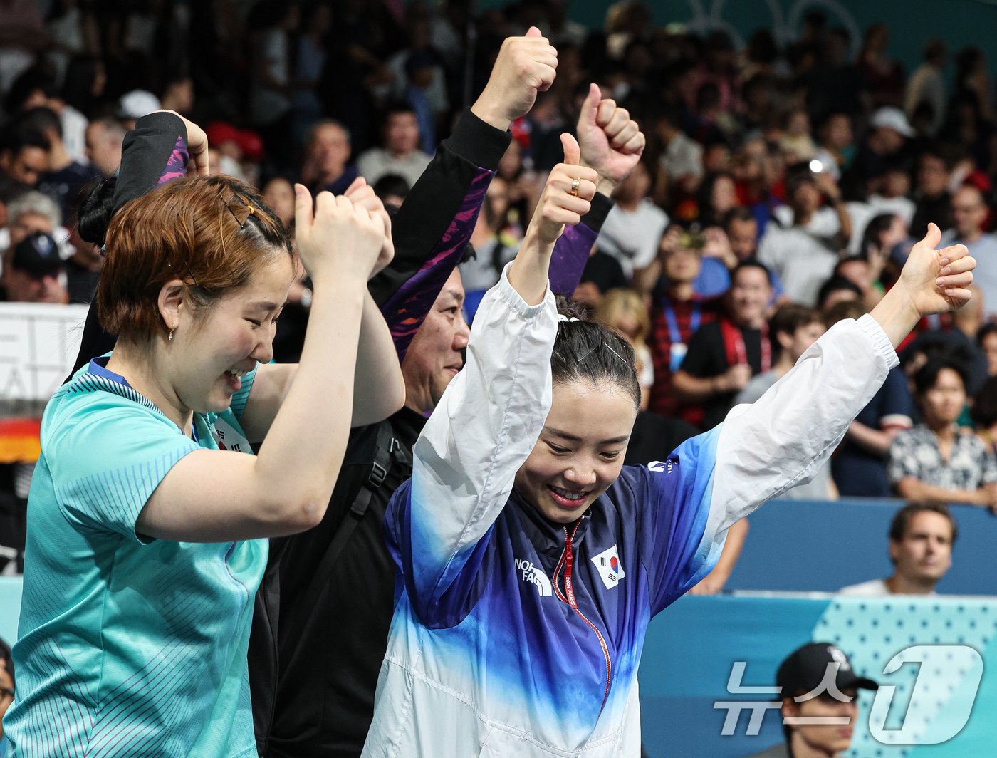 본문 이미지 - 대한민국 탁구 대표팀 전지희, 신유빈, 이은혜가 10일&#40;한국시간&#41; 프랑스 파리 사우스 파리 아레나4에서 열린 &#39;2024 파리올림픽&#39; 탁구 여자 단체 동메달 결정전에서 승리한 후 포즈를 취하고 있다. 2024.8.10/뉴스1 ⓒ News1 이동해 기자