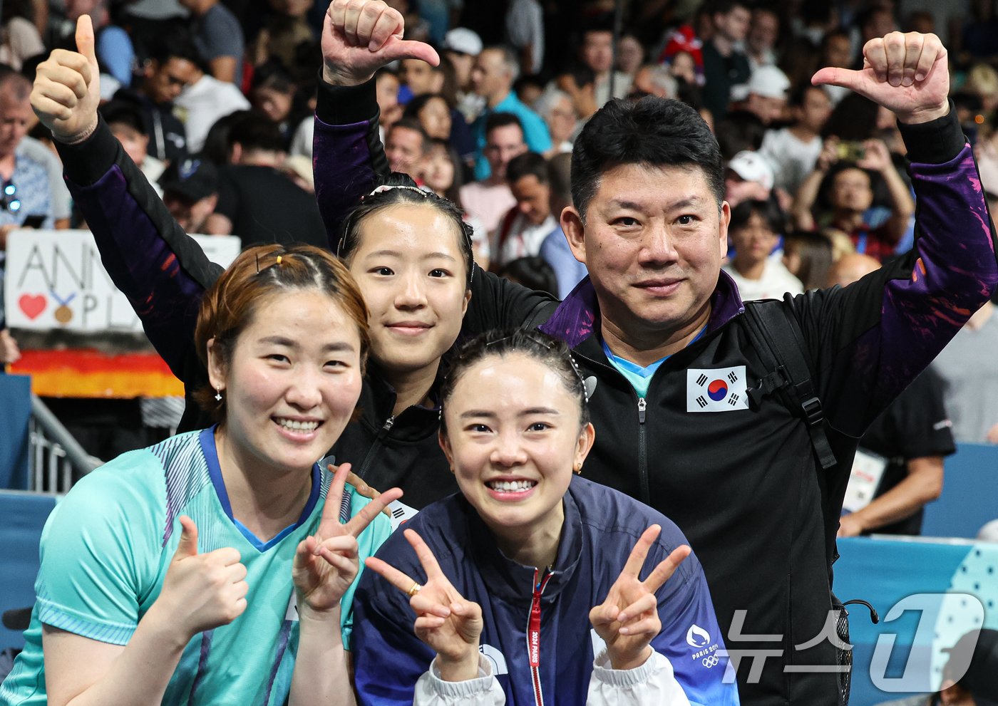 본문 이미지 - 대한민국 탁구 대표팀 전지희, 신유빈, 이은혜, 오광헌 감독이 10일(한국시간) 프랑스 파리 사우스 파리 아레나4에서 열린 '2024 파리올림픽' 탁구 여자 단체 동메달 결정전에서 승리한 후 포즈를 취하고 있다. 2024.8.10/뉴스1 ⓒ News1 이동해 기자