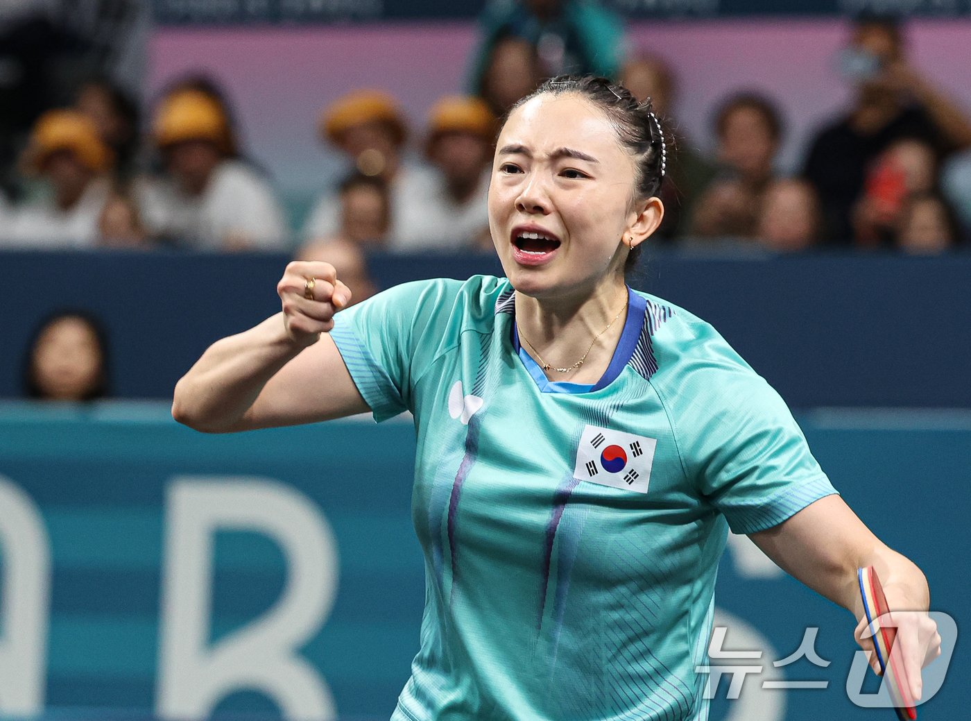 본문 이미지 - 대한민국 탁구 대표팀 전지희가 10일(한국시간) 프랑스 파리 사우스 파리 아레나4에서 열린 '2024 파리올림픽' 탁구 여자 단체 동메달 결정전 독일의 샨샤오나와의 경기에서 승리한 후 기뻐하고 있다. 2024.8.10/뉴스1 ⓒ News1 이동해 기자