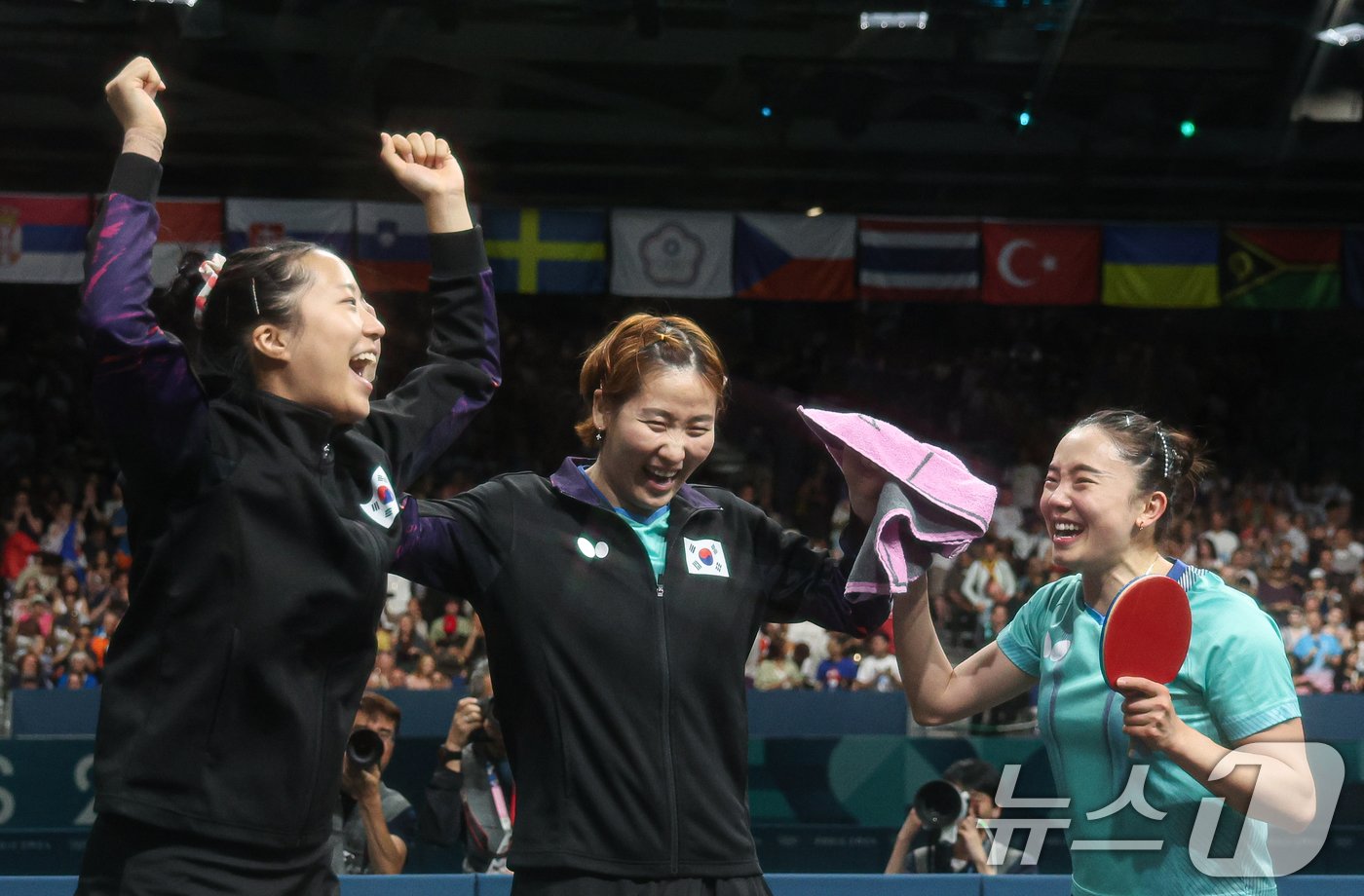 본문 이미지 - 대한민국 탁구 대표팀 전지희, 신유빈, 이은혜가 10일(한국시간) 프랑스 파리 사우스 파리 아레나4에서 열린 '2024 파리올림픽' 탁구 여자 단체 동메달 결정전에서 승리한 후 기뻐하고 있다. 2024.8.10/뉴스1 ⓒ News1 이동해 기자