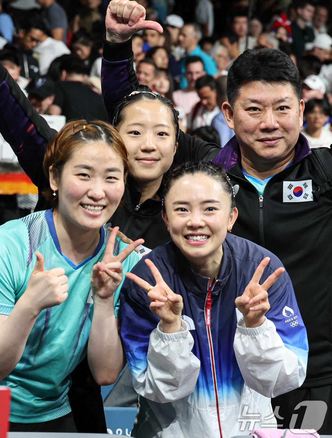 대한민국 탁구 대표팀 전지희, 신유빈, 이은혜, 오광헌 감독이 10일&#40;한국시간&#41; 프랑스 파리 사우스 파리 아레나4에서 열린 &#39;2024 파리올림픽&#39; 탁구 여자 단체 동메달 결정전에서 승리한 후 포즈를 취하고 있다. 2024.8.10/뉴스1 ⓒ News1 이동해 기자