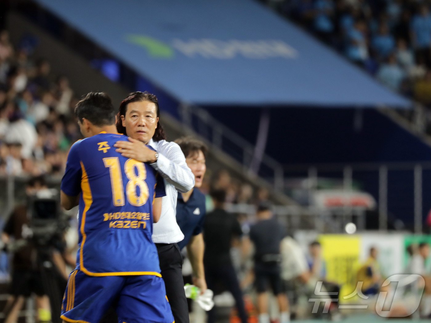 본문 이미지 - 김판곤 울산HD 신임 감독이 10일 오후 울산문수축구경기장에서 열린 '하나원큐 K리그1 2024' 26라운드 울산HD와 대구FC의 경기에서 교체된 주민규를 안아주며 격려하고 있다. 2024.8.10/뉴스1 ⓒ News1 김지혜 기자