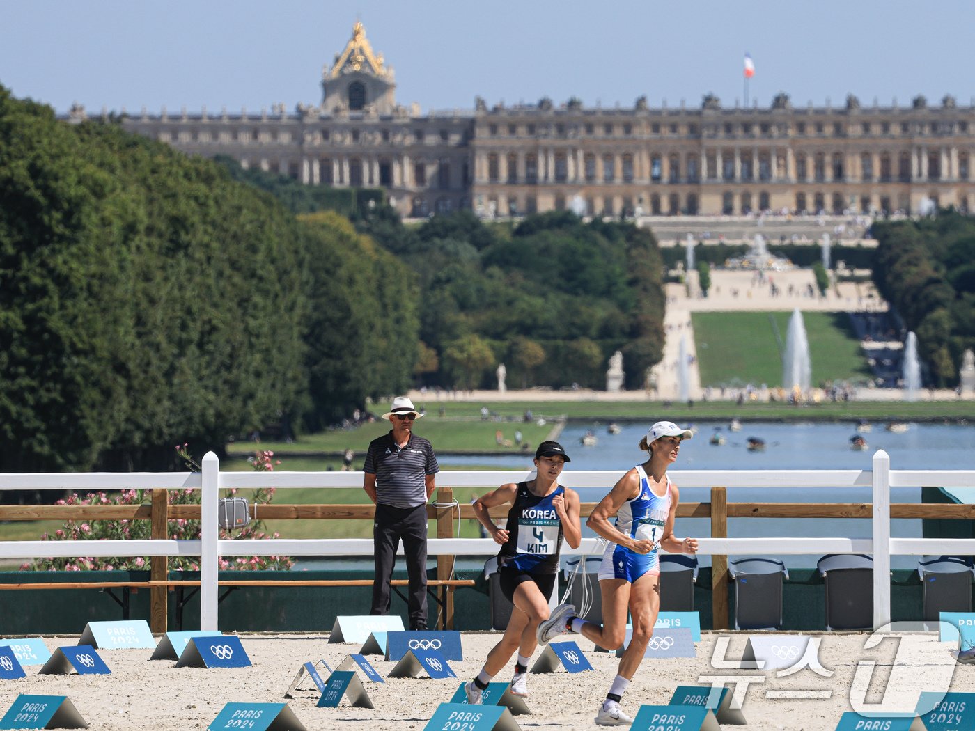 본문 이미지 - 대한민국 근대5종 대표팀 김선우가 10일(한국시간) 프랑스 파리 베르사유 궁전에서 진행된 2024 파리올림픽 근대5종 여자 준결승에서 레이저런 경기를 펼치고 있다. 2024.8.10/뉴스1 ⓒ News1 박정호 기자