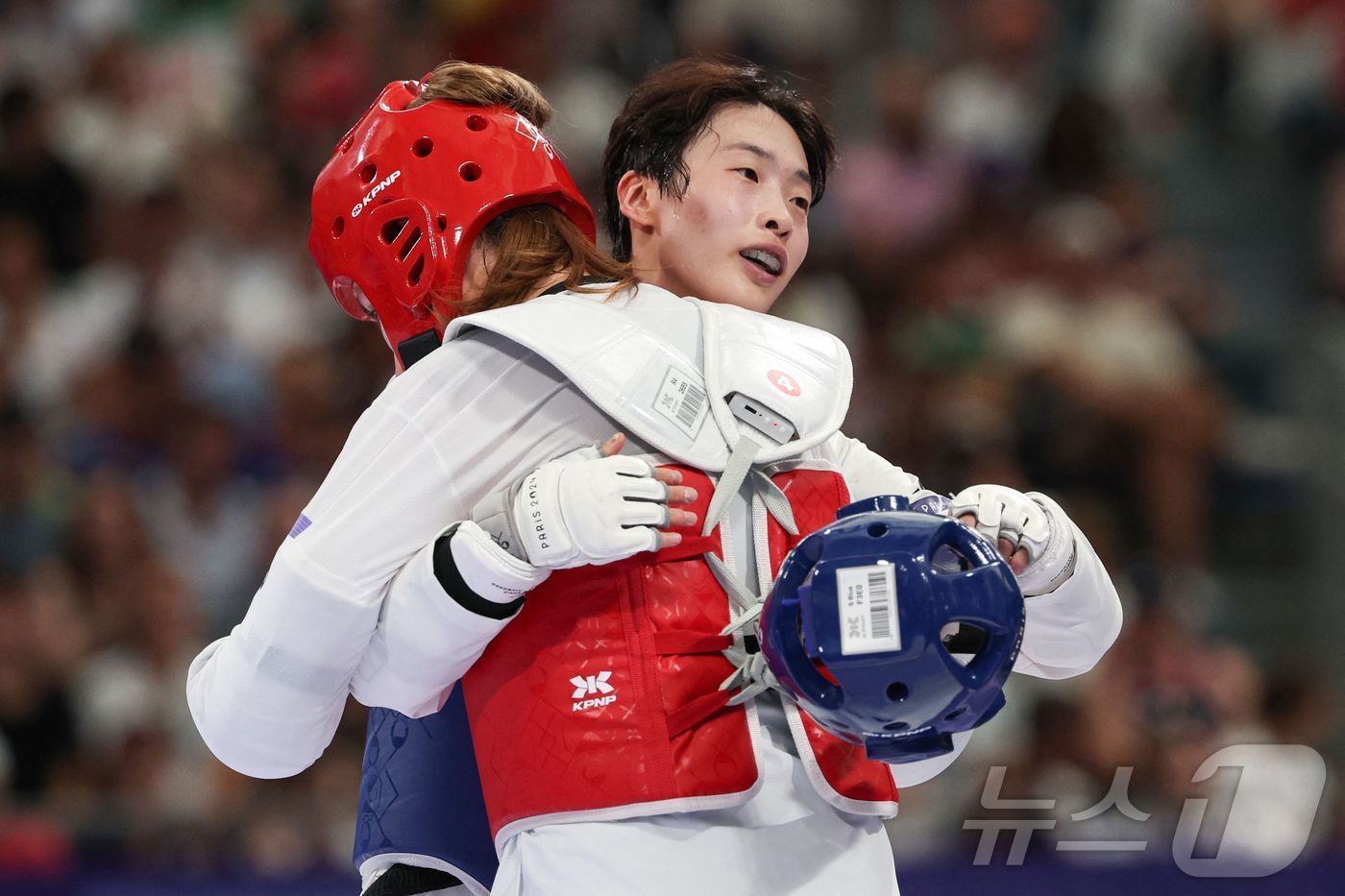 본문 이미지 - 이다빈(왼쪽)이 11일 오전(한국시간) 프랑스 파리의 그랑팔레에서 열린 2024 파리 올림픽 태권도 여자 67㎏ 이상급 4강전에서 스베틀라나 오시포바에 패했다. ⓒ AFP=뉴스1