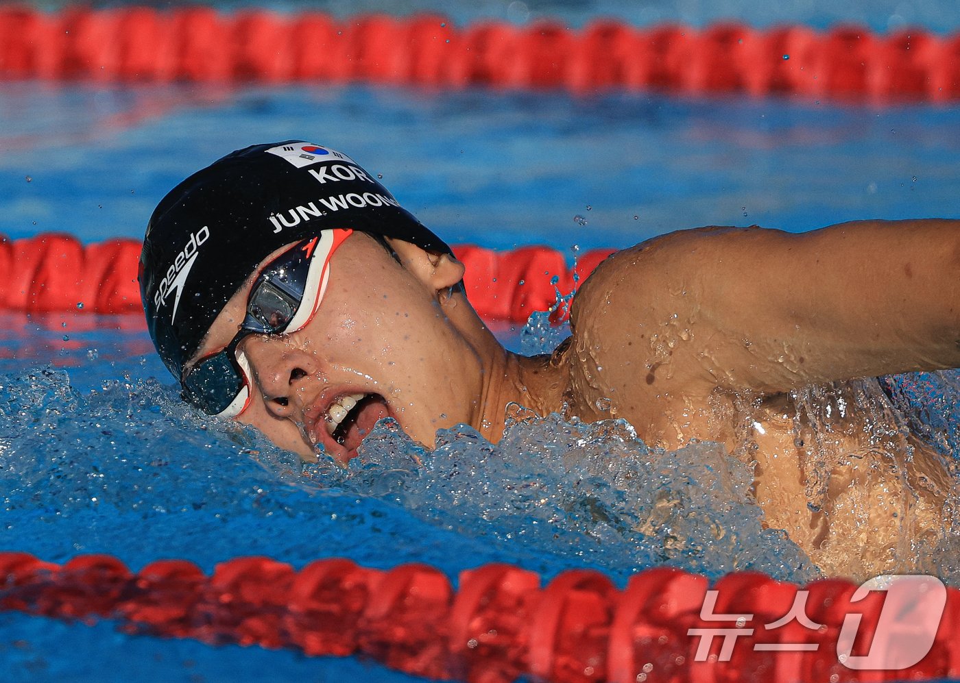 본문 이미지 - 대한민국 근대5종 대표팀 전웅태가 11일(한국시간) 프랑스 파리 베르사유 궁전에서 진행된 2024 파리올림픽 근대5종 남자 결승에서 수영 200m 자유형 경기를 펼치고 있다. 2024.8.11/뉴스1 ⓒ News1 박정호 기자