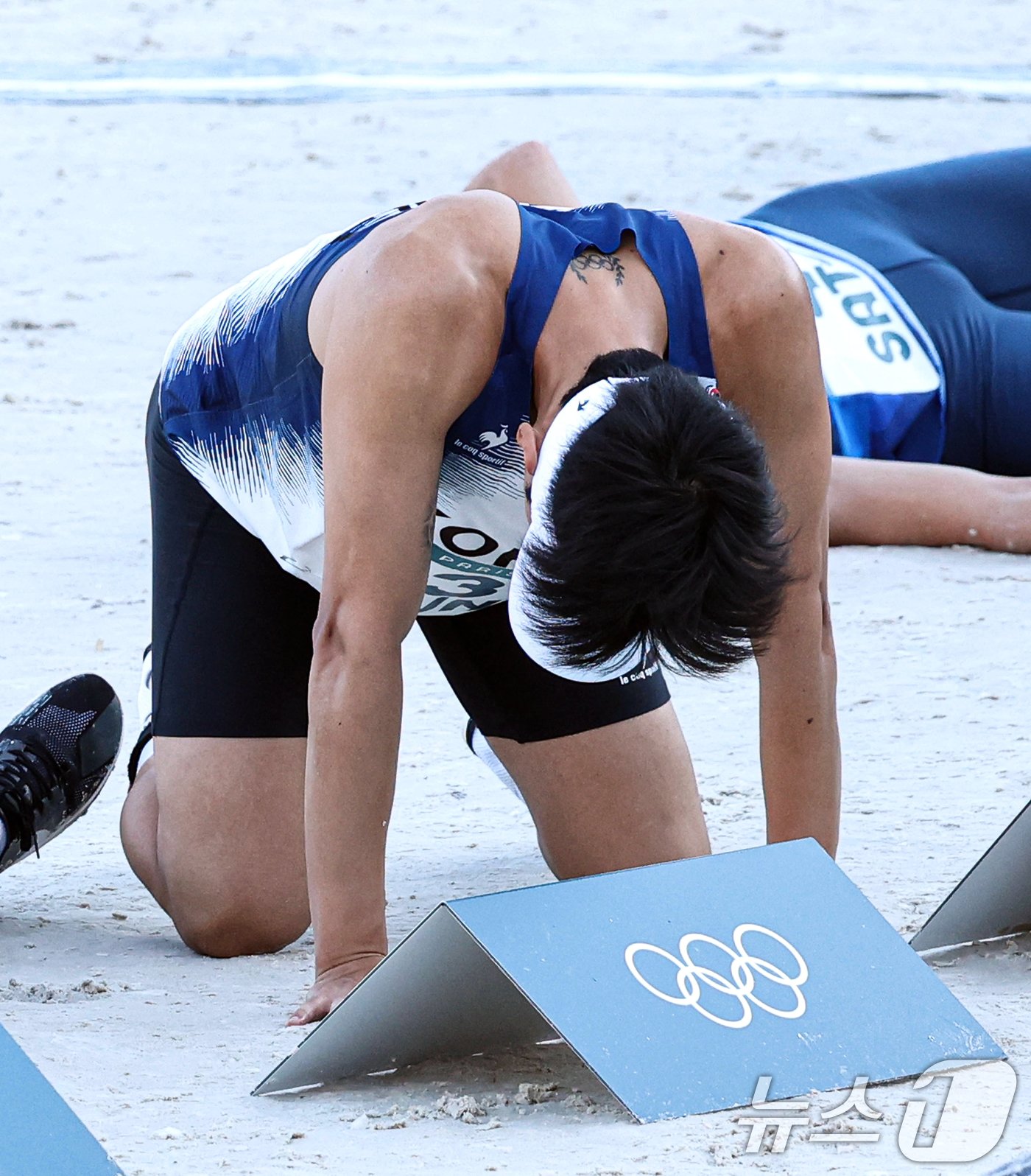 본문 이미지 - 대한민국 근대5종 대표팀 전웅태가 11일(한국시간) 프랑스 파리 베르사유 궁전에서 진행된 2024 파리올림픽 근대5종 남자 결승에서 레이저런 경기를 마친 후 경기장을 나서고 있다. (공동취재) 2024.8.11/뉴스1