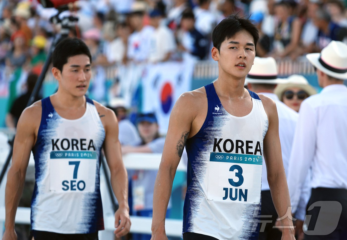 본문 이미지 - 대한민국 근대5종 대표팀 전웅태&#40;오른쪽&#41;와 서창완 선수가 11일 오전&#40;한국시간&#41; 프랑스 파리 베르사유 궁전에서 진행된 2024 파리올림픽 근대5종 남자 결승을 마친 뒤 경기장을 나서고 있다. 2024.8.11/뉴스1 ⓒ News1 박정호 기자