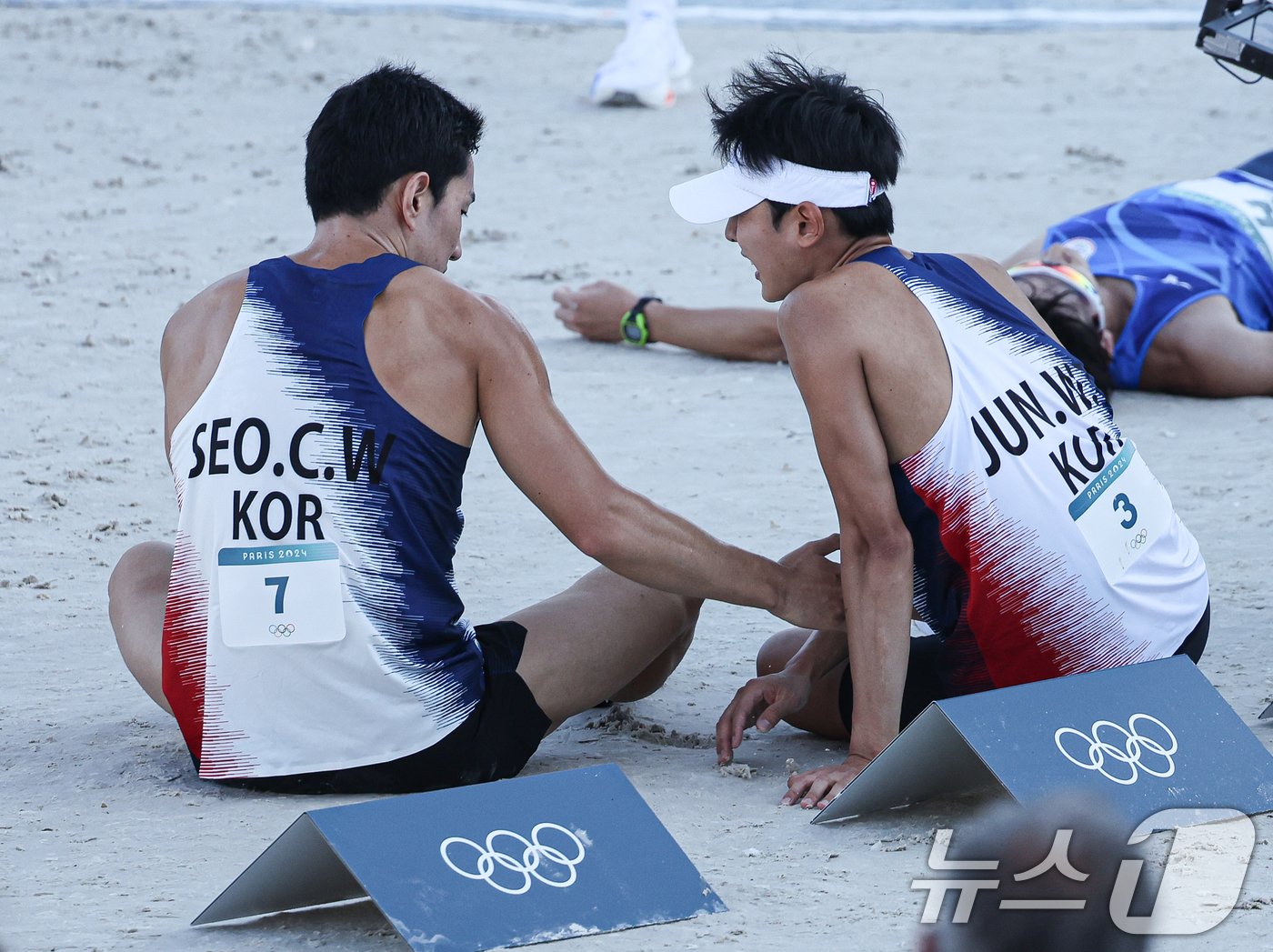 본문 이미지 - 대한민국 근대5종 대표팀 전웅태, 서창완이 11일(한국시간) 프랑스 파리 베르사유 궁전에서 진행된 2024 파리올림픽 근대5종 남자 결승에서 레이저런 경기를 마친 후 서로 격려하고 있다. (공동취재) 2024.8.11/뉴스1 ⓒ News1 박정호 기자