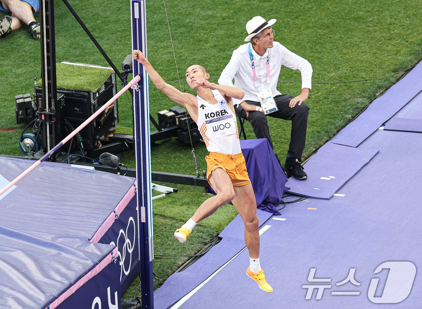 본문 이미지 - 대한민국 대표팀 우상혁이 11일(한국시간) 프랑스 파리 스타드 드 프랑스에서 열린 2024 파리 올림픽 남자 육상 높이뛰기 결선에서 2.17m 1차시기에 도전하고 있다. 2024.8.11/뉴스1 ⓒ News1 이동해 기자