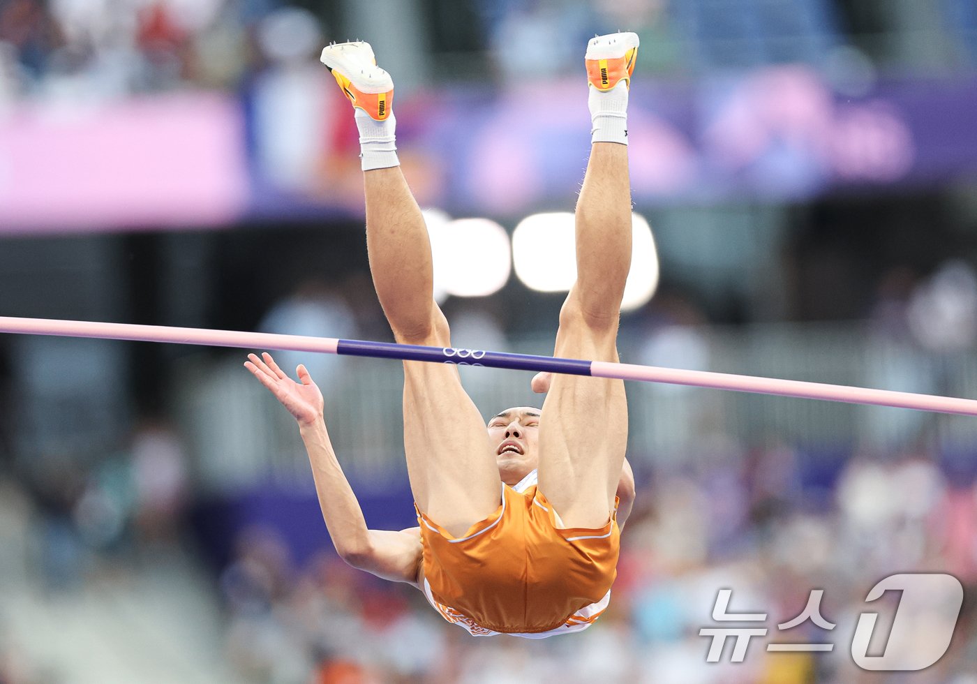 본문 이미지 - 대한민국 대표팀 우상혁이 11일(한국시간) 프랑스 파리 스타드 드 프랑스에서 열린 2024 파리 올림픽 남자 육상 높이뛰기 결선에서 2.31m 3차시기에 실패하고 있다. 2024.8.11/뉴스1 ⓒ News1 이동해 기자