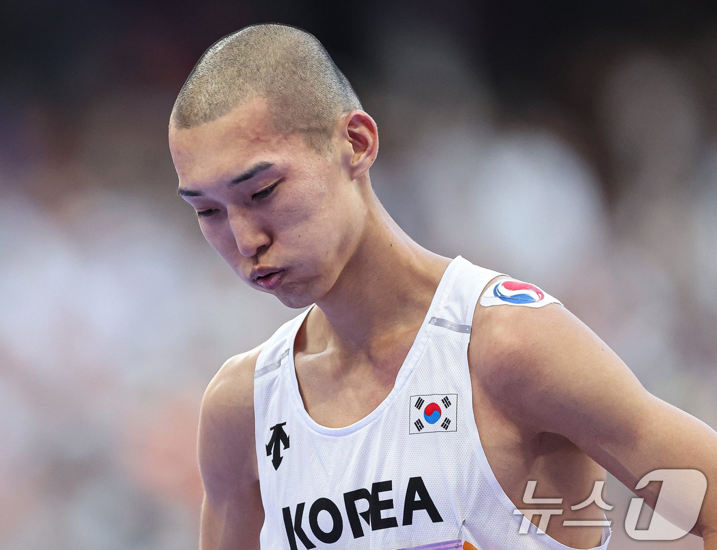 본문 이미지 - 대한민국 대표팀 우상혁이 11일&#40;한국시간&#41; 프랑스 파리 스타드 드 프랑스에서 열린 2024 파리 올림픽 남자 육상 높이뛰기 결선에서 2.31m 3차시기를 실패한 후 아쉬워 하고 있다. 2024.8.11/뉴스1 ⓒ News1 이동해 기자