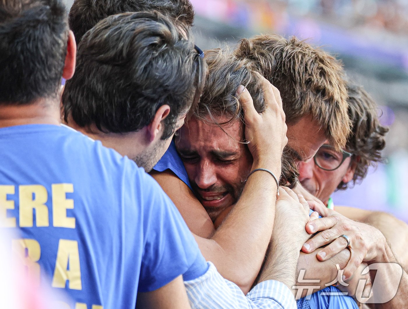 본문 이미지 - 이탈리아 장마르코 탬베리가 11일(한국시간) 프랑스 파리 스타드 드 프랑스에서 열린 2024 파리 올림픽 남자 육상 높이뛰기 결선에서 2.27m 3차시기를 실패한 후 눈물을 흘리고 있다. 2024.8.11/뉴스1 ⓒ News1 이동해 기자