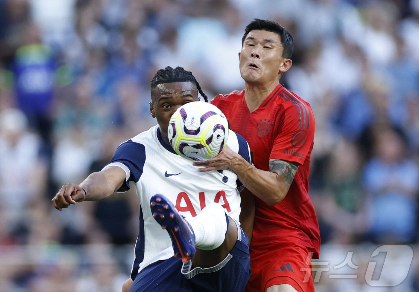 본문 이미지 - 바이에른 뮌헨의 김민재(오른쪽) ⓒ 로이터=뉴스1