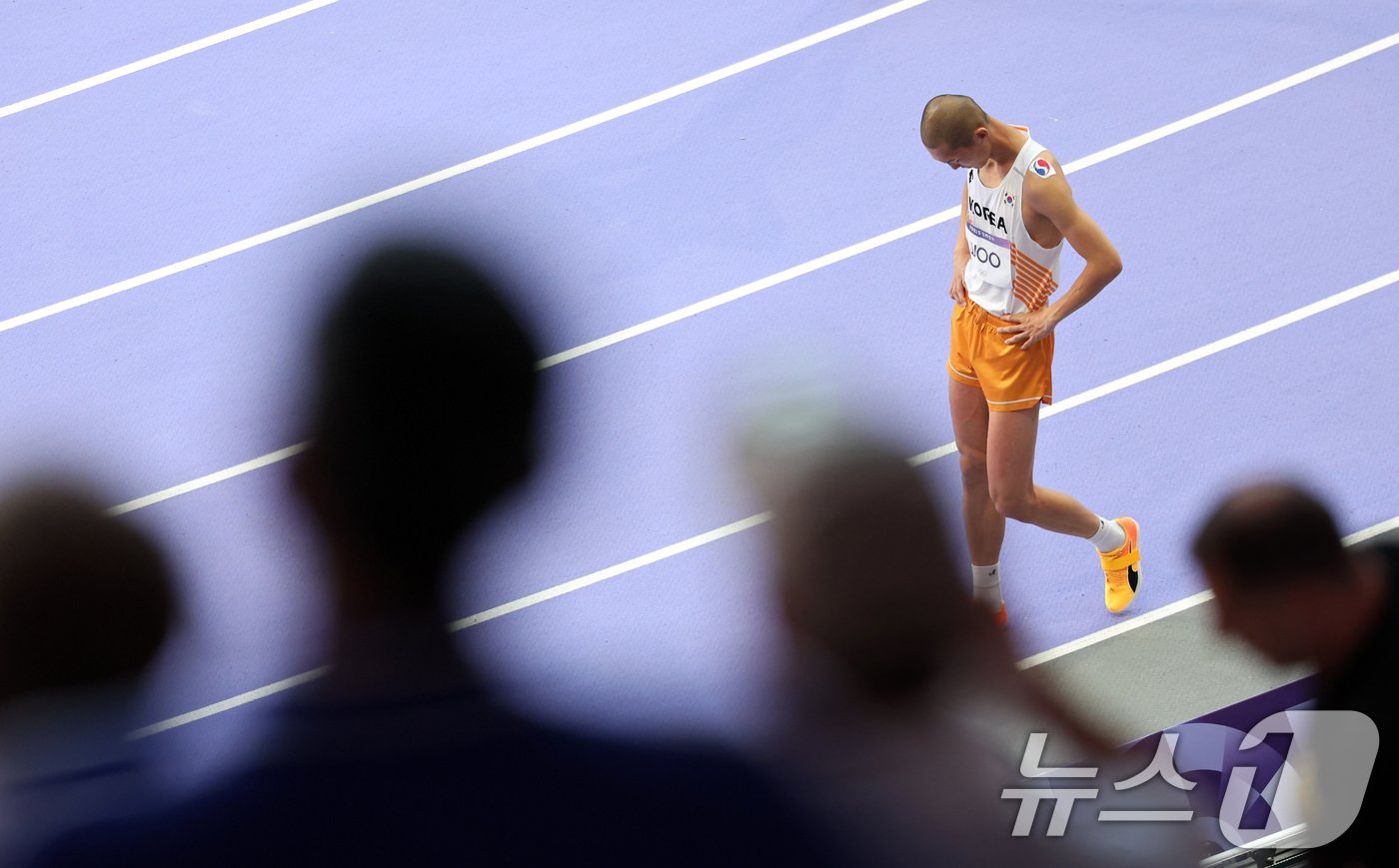 본문 이미지 - 대한민국 대표팀 우상혁이 11일&#40;한국시간&#41; 프랑스 파리 스타드 드 프랑스에서 열린 2024 파리 올림픽 남자 육상 높이뛰기 결선에서 2.31m 2차시기를 앞두고 고심하고 있다. 2024.8.11/뉴스1 ⓒ News1 이동해 기자