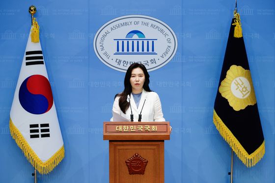 국힘 내분 흐뭇한 민주 "김건희 특검법 이탈표 기대…재의결 연기 검토"