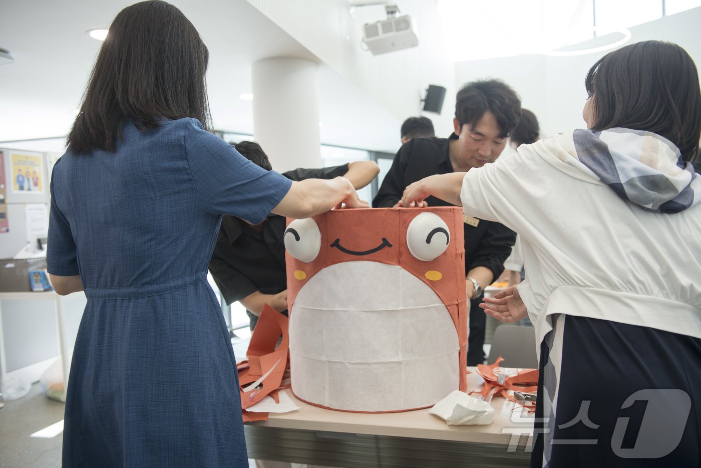 본문 이미지 - 지난 10일 대구 수성구 두산동꿈꾸는예술터에서 수성구 대표 캐릭터인 '뚜비' 공예품을 만들고 있다. 2024.8.10/뉴스1 ⓒ News1 이성덕 기자