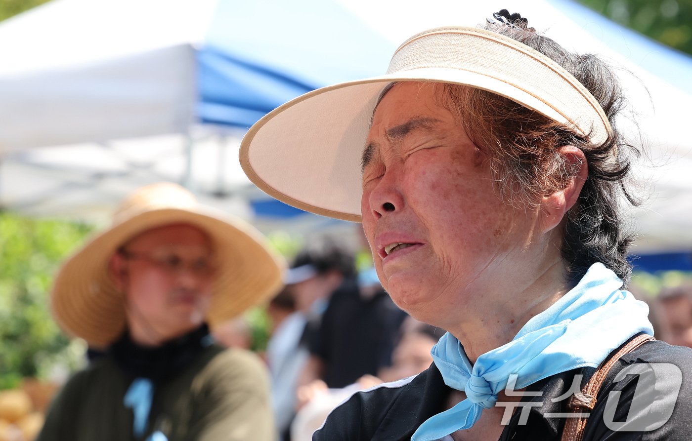 11일 경기 화성시 아리셀 공장 앞에서 열린 중대재해 참사 희생자 49재에서 유가족들이 오열하고 있다. 지난 6월24일 발생한 아리셀 공장 화재로 한국인 5명, 중국인 17명, 라오스인 1명이 숨졌다. 2024.8.11/뉴스1 ⓒ News1 김성진 기자