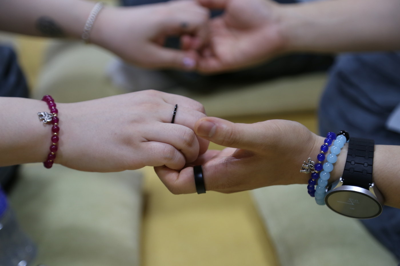 본문 이미지 - '나는 절로, 낙산사'에서 참가자들이 청실 홍실 단주를 끼고 손을 맞잡고 있다.(대한불교조계종사회복지재단 제공)