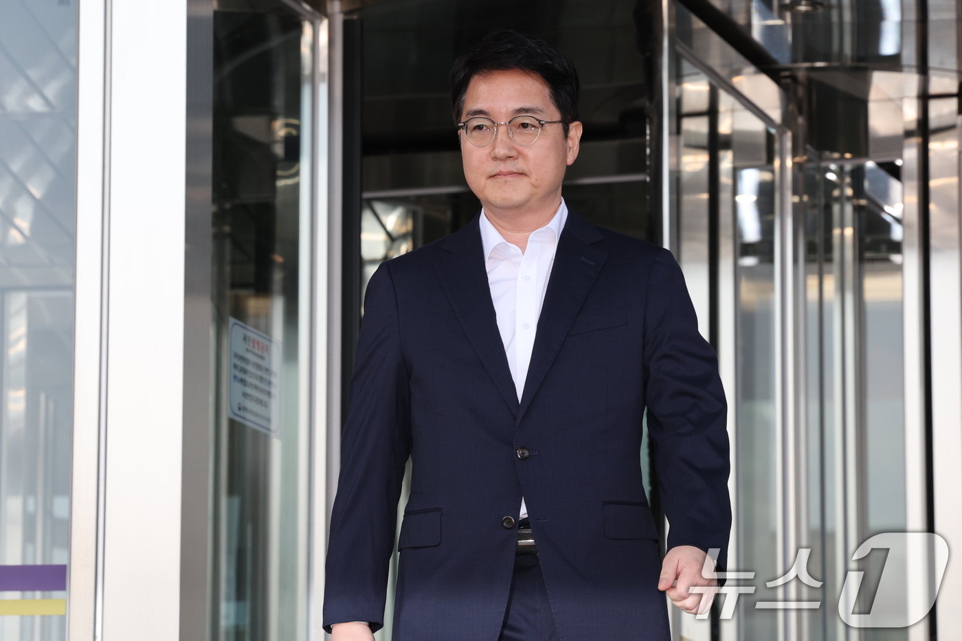 본문 이미지 - 검찰총장 후보자로 지명된 심우정 법무부 차관이 11일 오후 경기 정부과천청사 법무부를 나서고 있다. 2024.8.11/뉴스1 ⓒ News1 장수영 기자