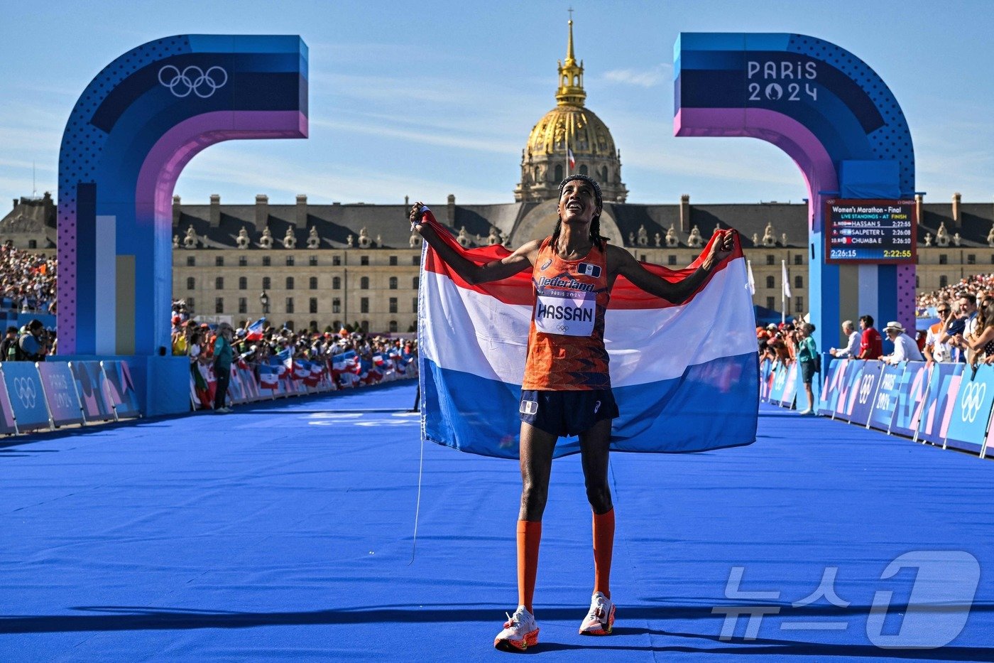 본문 이미지 - 네덜란드 여자 마라톤 금메달을 획득한 신인류 하산. ⓒ AFP=뉴스1
