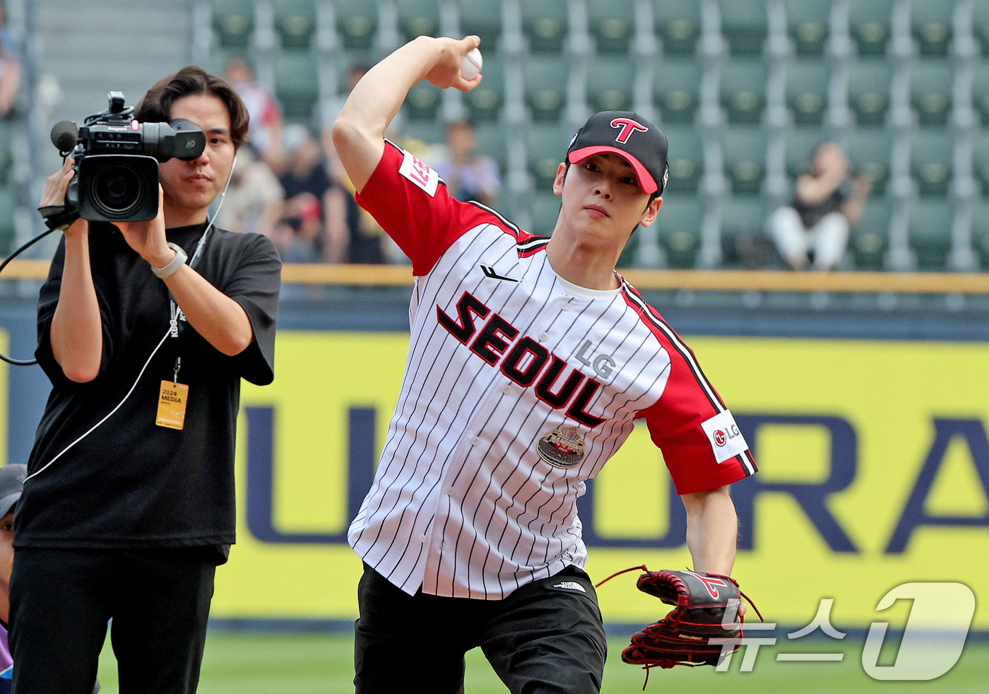 (서울=뉴스1) 장수영 기자 = 11일 오후 서울 송파구 잠실야구장에서 열린 '2024 신한 SOL 뱅크 KBO리그' NC다이노스와 LG 트윈스의 경기에 앞서 가수 겸 배우 차은우 …