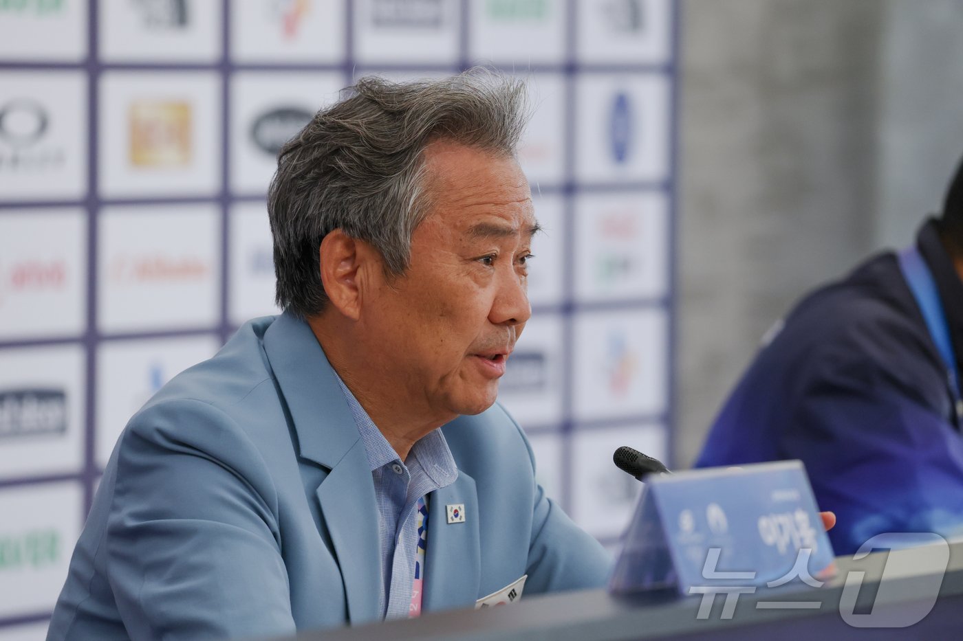 본문 이미지 - 이기흥 대한체육회장이 11일(한국시간) 프랑스 파리 중심부에 마련된 코리아 하우스에서 열린 대한민국선수단 결산 기자회견에서 올림픽 취재진의 질문에 답변하고 있다. 2024.8.11/뉴스1 ⓒ News1 이준성 기자