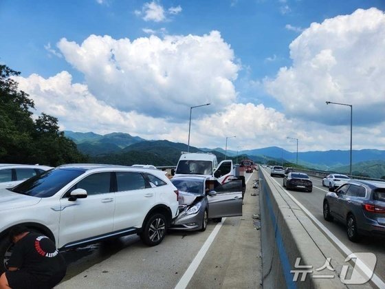 10일 오후 2시 3분께 강원 홍천 화촌면 서울양양고속도로 서울방향 화촌2터널 앞 도로에서 승용차와 SUV 등 차량 6대가 잇따라 추돌하는 사고가 나 3명이 다쳤다.2024.08.10&#40;강원도소방본부 제공&#41;/뉴스1