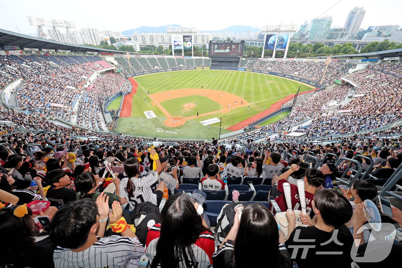 본문 이미지 - 프로야구 올해 누적 관중 800만 명을 앞둔 11일 오후 서울 송파구 잠실야구장에서 열린 &#39;2024 신한 SOL 뱅크 KBO리그&#39; NC다이노스와 LG 트윈스의 경기를 찾은 관중들이 응원을 하고 있다. 2024.8.11/뉴스1 ⓒ News1 장수영 기자