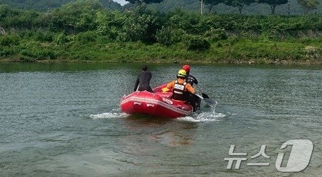  11일 낮 12시 47분쯤 강원 인제군 인제읍 고사리 내린천 주변에서 수난사고가 발생해 1명이 숨진 가운데, 당시 소방 구조대의 활동 모습. &#40;강원도 소방본부 제공&#41; 2024.8.11/뉴스1