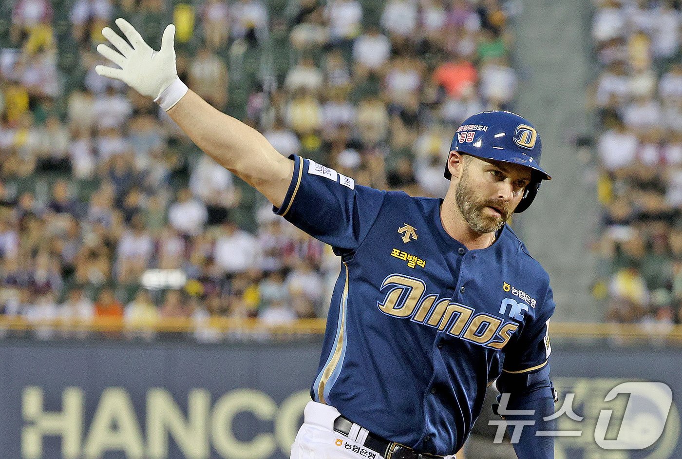 본문 이미지 - 11일 오후 서울 송파구 잠실야구장에서 열린 '2024 신한 SOL 뱅크 KBO리그' NC다이노스와 LG 트윈스의 경기 7회초 NC 선두타자 데이비슨이 동점 솔로홈런을 친 뒤 홈으로 향하고 있다. 2024.8.11/뉴스1 ⓒ News1 장수영 기자