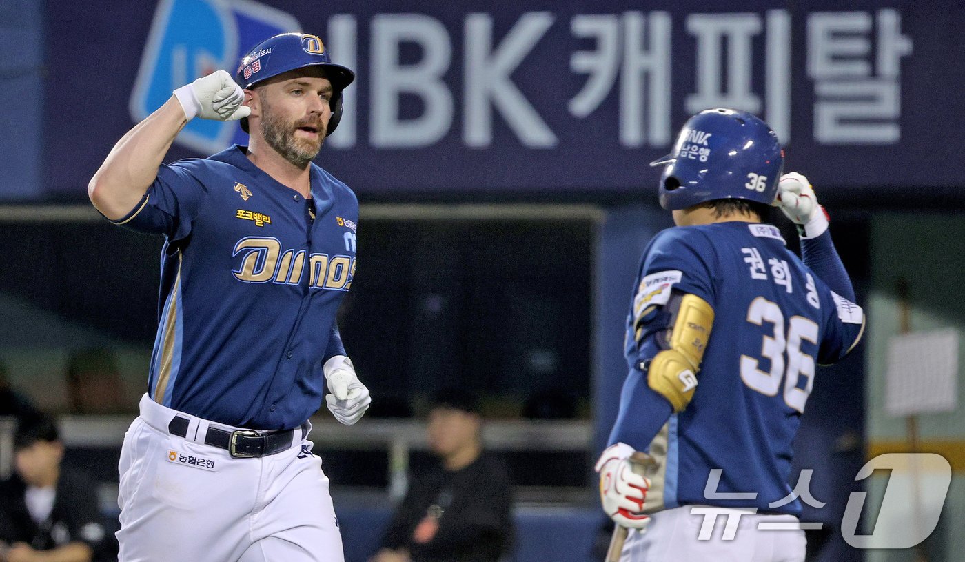 본문 이미지 - 11일 오후 서울 송파구 잠실야구장에서 열린 '2024 신한 SOL 뱅크 KBO리그' NC다이노스와 LG 트윈스의 경기 7회초 NC 선두타자 데이비슨이 동점 솔로홈런을 친 뒤 권희동과 하이파이브 하고 있다. 2024.8.11/뉴스1 ⓒ News1 장수영 기자