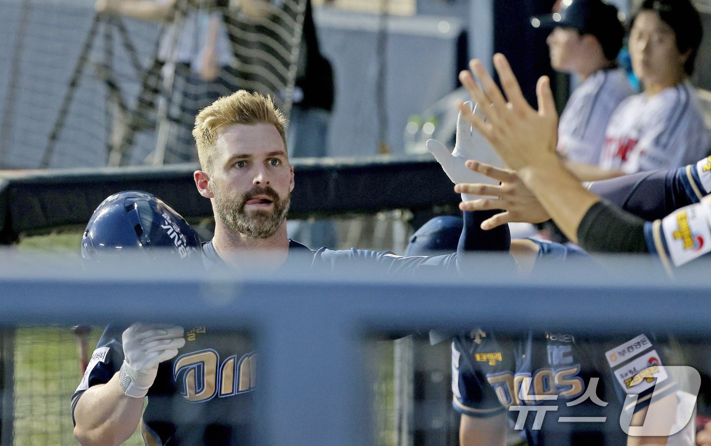 본문 이미지 - 11일 오후 서울 송파구 잠실야구장에서 열린 '2024 신한 SOL 뱅크 KBO리그' NC다이노스와 LG 트윈스의 경기 7회초 NC 선두타자 데이비슨이 동점 솔로홈런을 친 뒤 더그아웃에 들어오고 있다. 2024.8.11/뉴스1 ⓒ News1 장수영 기자