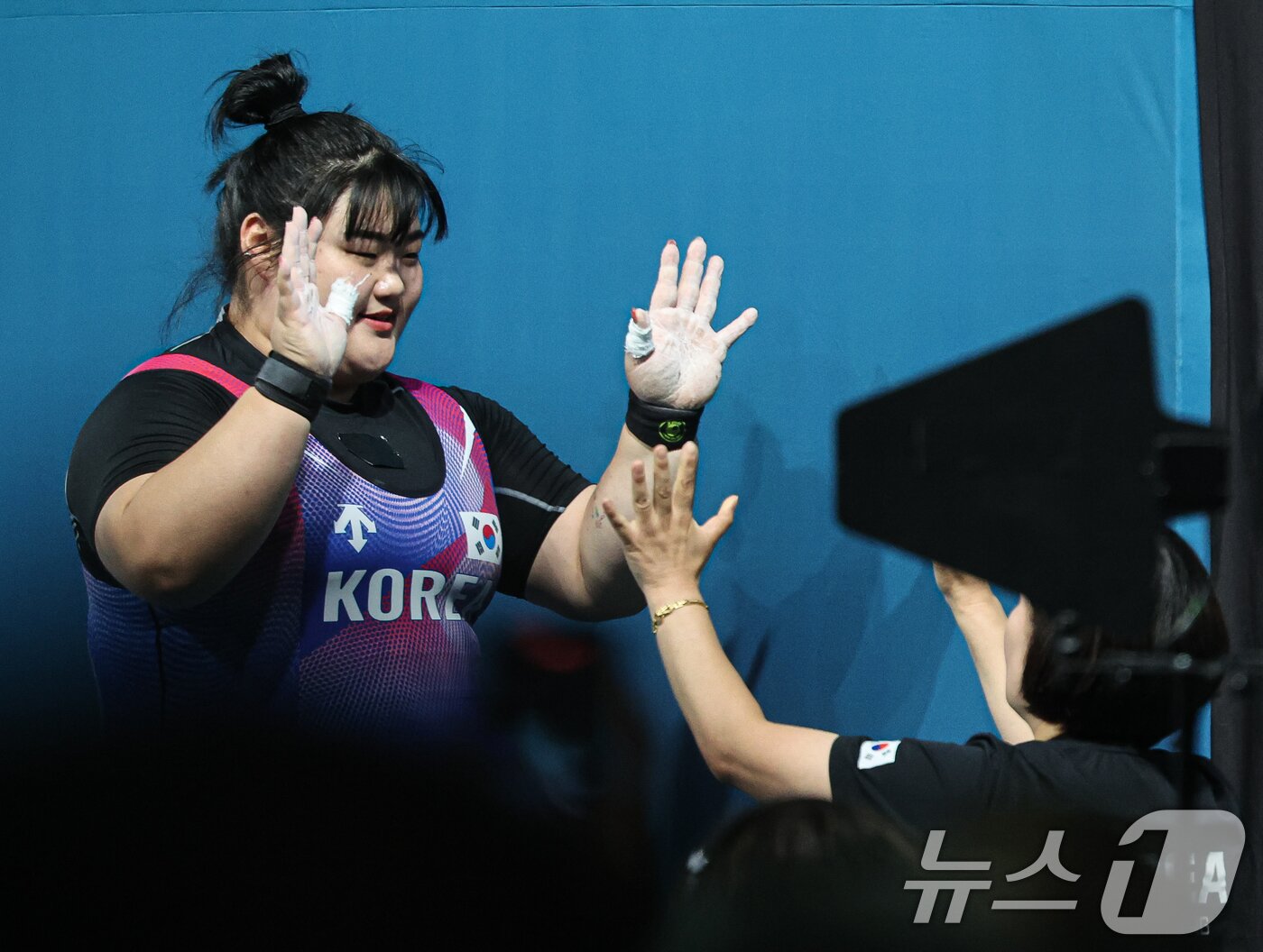 본문 이미지 - 대한민국 역도 국가대표팀 박혜정 선수가 11일&#40;한국시간&#41; 프랑스 파리 사우스 파리 아레나6에서 진행된 2024 파리올림픽 역도 여자 81kg급 경기에서 인상 131kg 3차시기를 성공한 후 기뻐하고 있다. 2024.8.11/뉴스1 ⓒ News1 이동해 기자