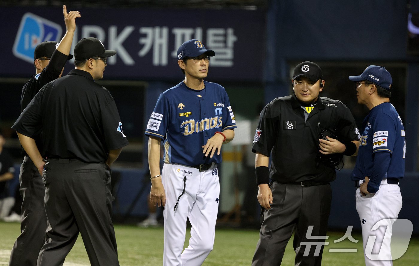 11일 오후 서울 송파구 잠실야구장에서 열린 &#39;2024 신한 SOL 뱅크 KBO리그&#39; NC다이노스와 LG 트윈스의 경기 7회초 NC공격 1사 2,3루 상황에서 NC 강인권 감독이 3루주자 권희동의 태그 아웃된 건에 대해 항의하다 퇴장조치 되고 있다. 2024.8.11/뉴스1 ⓒ News1 장수영 기자