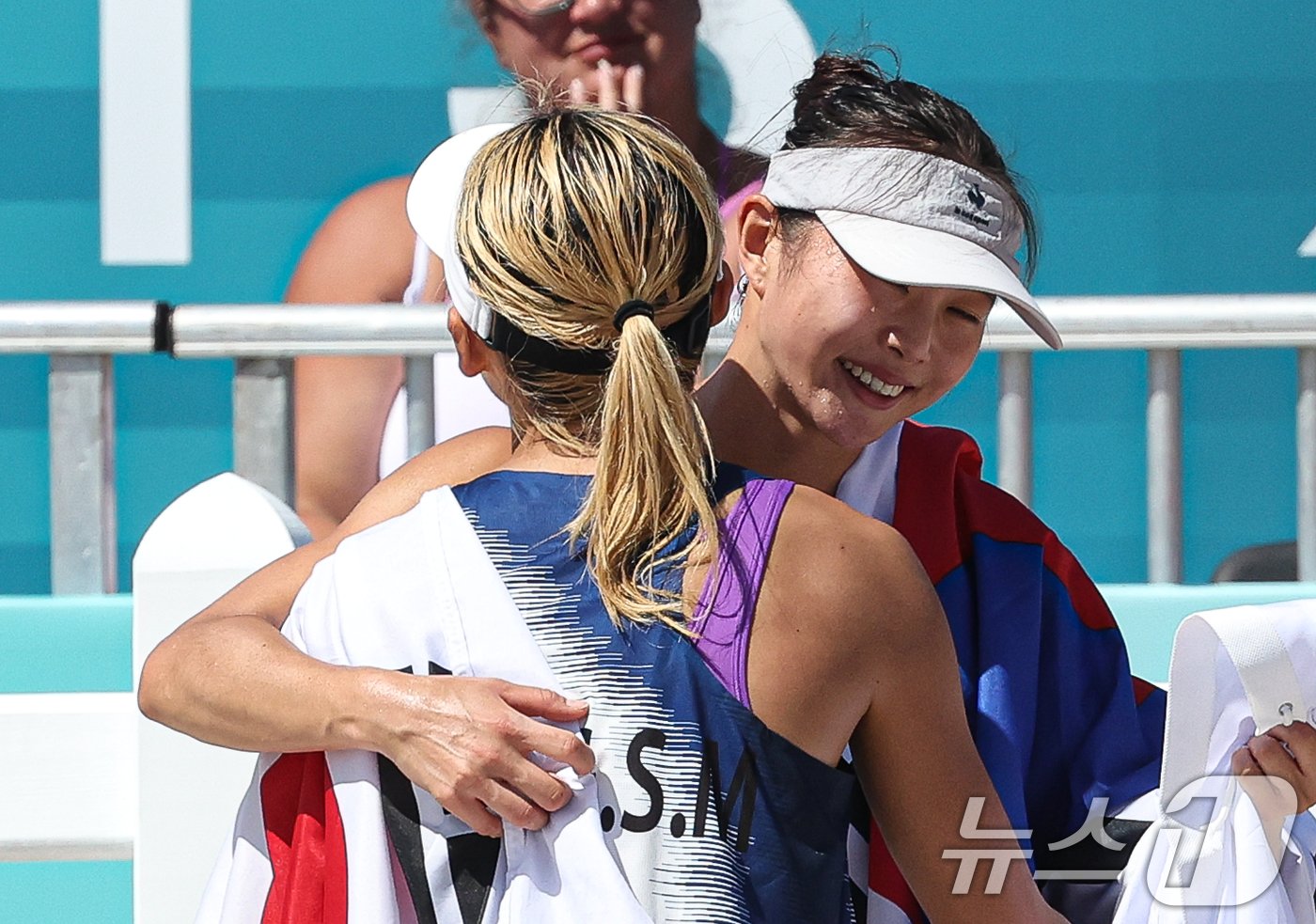 대한민국 근대5종 대표팀 성승민이 11일 오전&#40;한국시간&#41; 프랑스 파리 베르사유 궁전에서 진행된 2024 파리올림픽 근대5종 여자 결승에서 레이저런 경기에서 동메달을 확정지은 후 김선우의 축하를 받고 있다. 2024.8.11/뉴스1 ⓒ News1 박정호 기자