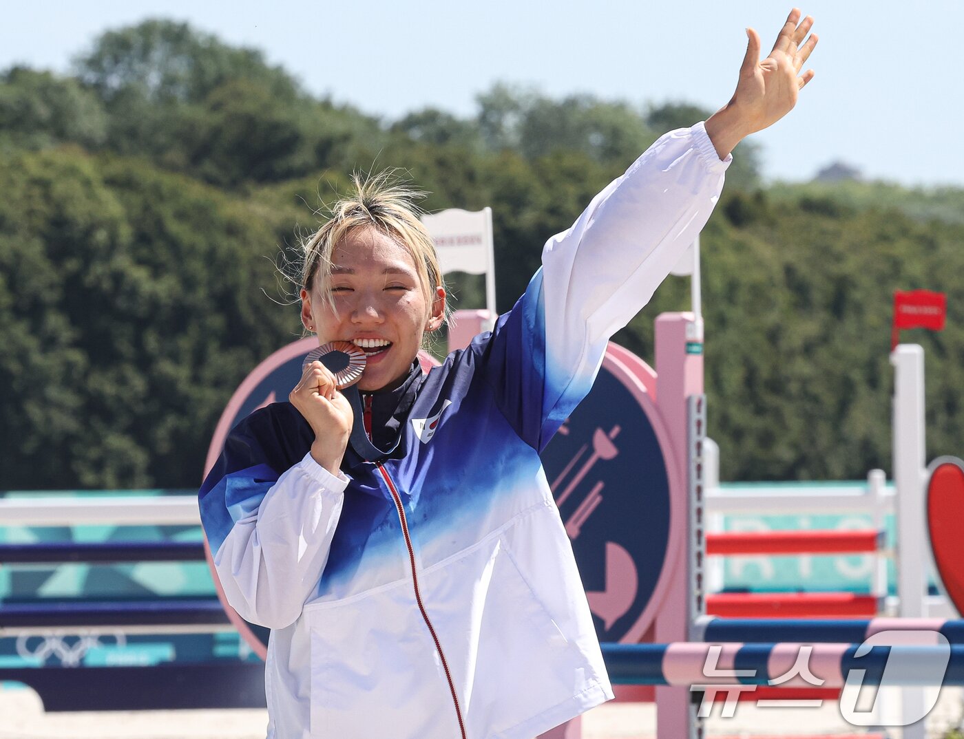 본문 이미지 - 대한민국 근대5종 대표팀 성승민이 11일 오전(한국시간) 프랑스 파리 베르사유 궁전에서 진행된 2024 파리올림픽 근대5종 시상식에서 동메달을 입에 물고 포즈를 취하고 있다. 2024.8.11/뉴스1 ⓒ News1 박정호 기자